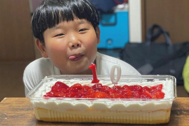 10歳のバースデーケーキを前にしたれおくん。「＃可愛い顔だと思ってる」という姉からのハッシュタグが微笑ましい
