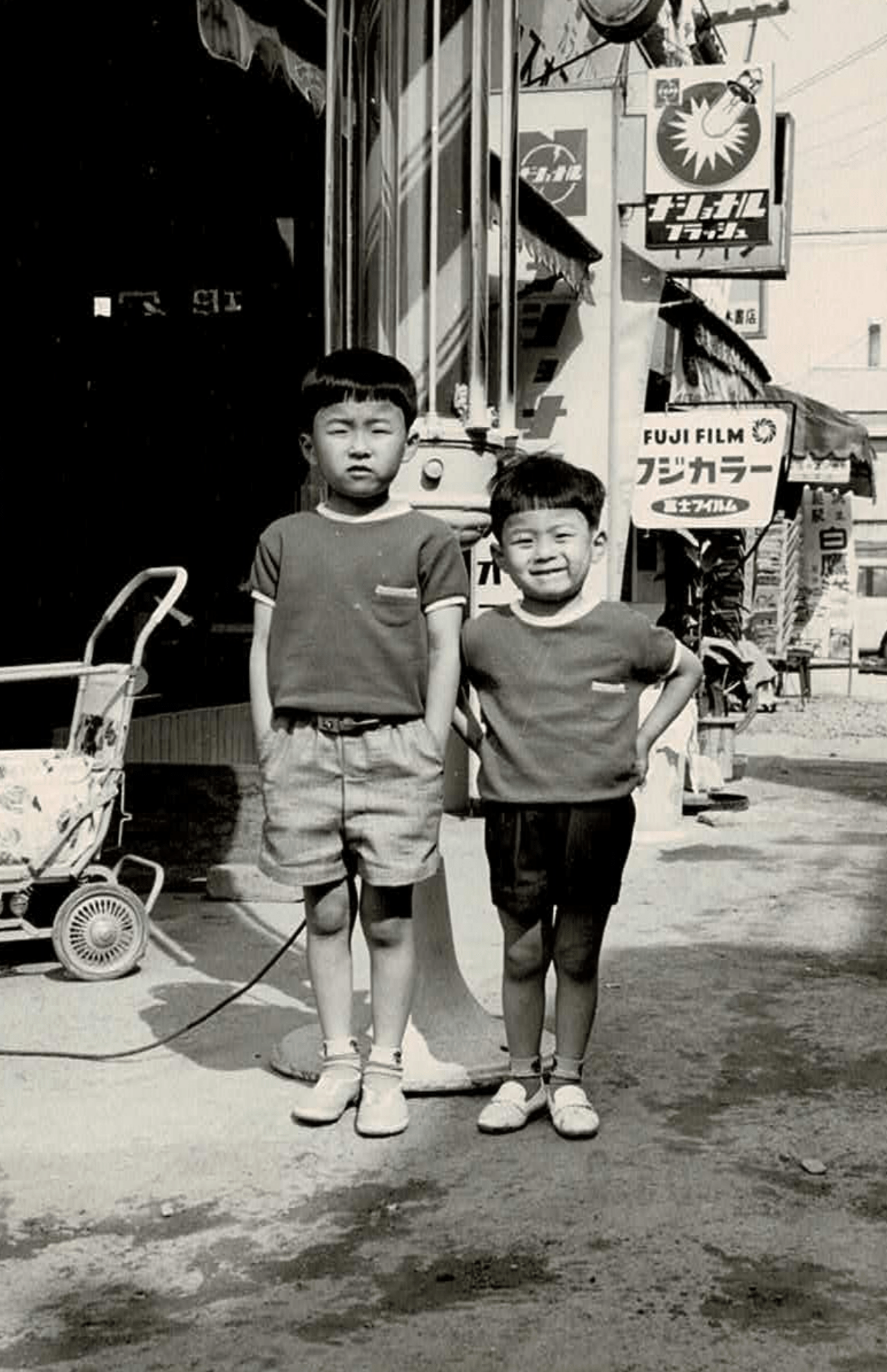 少年時代の山田（右）