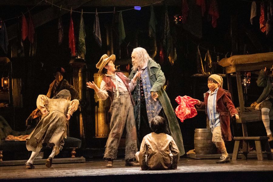 2021年のミュージカル『オリバー!』では父・市村正親（右）と共演