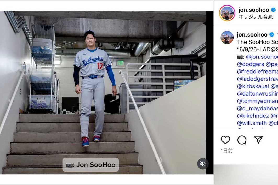 カメラ目線で片目をつぶったコミカルな表情を見せた大谷翔平（ドジャース公式球団カメラマン、ジョン・スーフー氏のインスタグラムより）