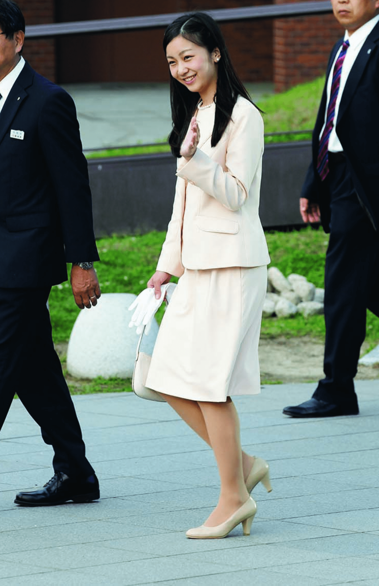 ワントーンでまとめたコーディネート。初の単独ご公務ということで、初々しさも感じられる。安德天皇陵を参拝（2015年6月6日）写真／JMPA