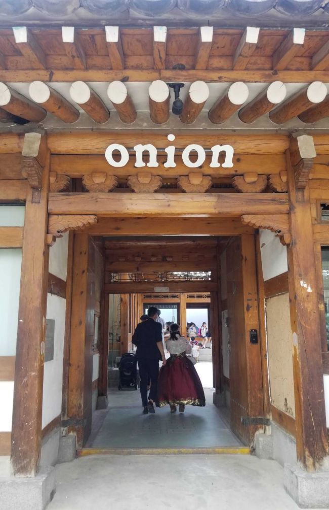 伝統的な韓屋をリノベしたカフェが流行。安国エリアは人気カフェの激戦区　