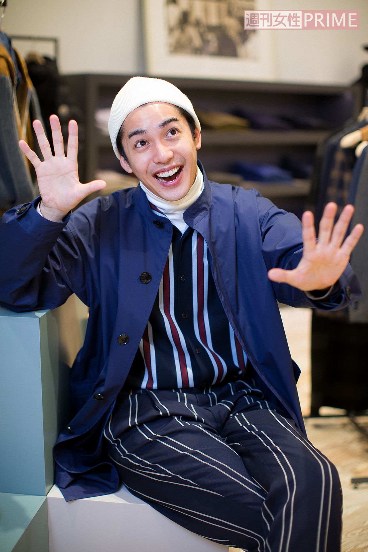 NGK（なんばグランド花月）に何度も通っては稽古を見学したり、NSC（養成所）では漫才の授業も受けたそうで、ヘン顔（!?）もお手のもの♪　撮影／伊藤和幸