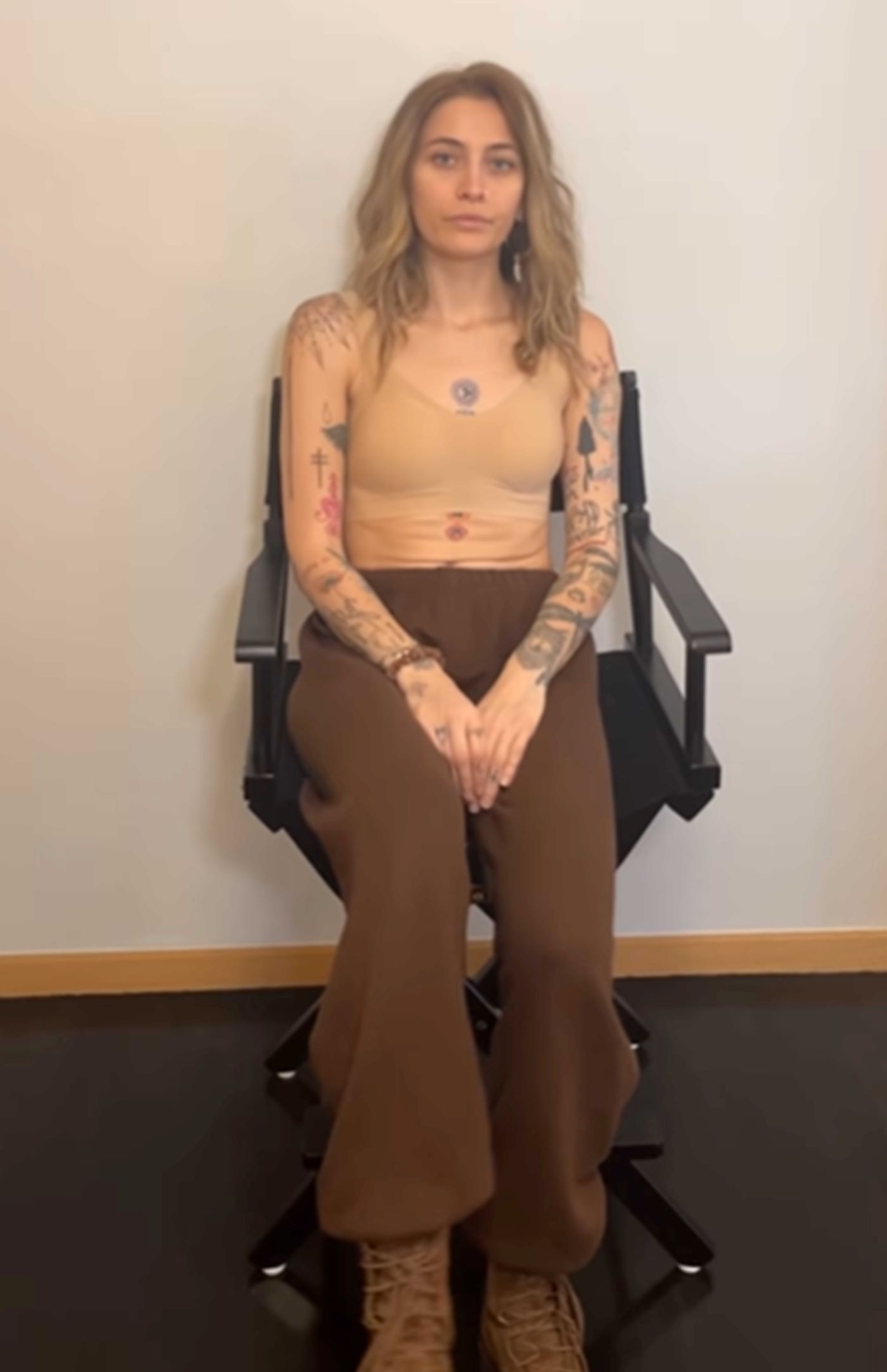 両腕や胸元までびっしりタトゥーが入ったパリス・ジャクソン（COVERFXのインスタグラムより）