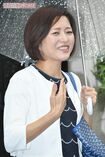 夫の不倫を謝罪。雨の中、集まった報道陣に深々と頭を下げた(2016年9月)