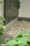 築10年という容疑者宅の玄関先にはなぜか大量のハトの糞が