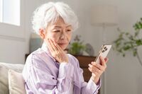 終活の一環に！「スマホじまい」安心ガイド、シニア世代はやっておきたいパスワード記録ノートとは