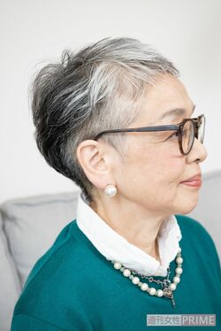 「髪型はずっとショートカット。そして最近、なじみの美容院でサイドを刈り上げてもらい、ツーブロックにしました。シルエットと髪色にメリハリが出て、とても気に入ってます！」　撮影╱齋藤周造