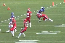 問題のタックルシーン。一歩間違えば死亡事故になっていた可能性も（関西学院大学アメリカンフットボール部提供）