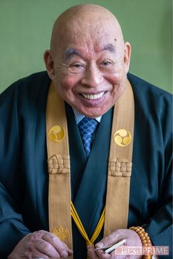 歌うことが好きなうえに、自分で作詞もするといい、取材陣に『男の道は嵐道』という書き留めておいた歌詞を披露した　撮影／佐藤靖彦