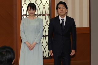 眞子さんは小室圭さんと臨んだ結婚記者会見で笑顔を見せなかった（'21年11月）