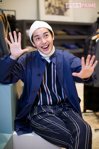 NGK（なんばグランド花月）に何度も通っては稽古を見学したり、NSC（養成所）では漫才の授業も受けたそうで、ヘン顔（!?）もお手のもの♪　撮影／伊藤和幸