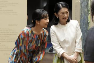 障がいのあるアーティストの作品をプリントしたワンピース姿で展覧会を鑑賞の佳子さま（2026年6月24日）