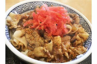 有吉弘行は苦言、飯島直子は炎上「牛丼の紅ショウガかけすぎ」問題、吉野家の見解は