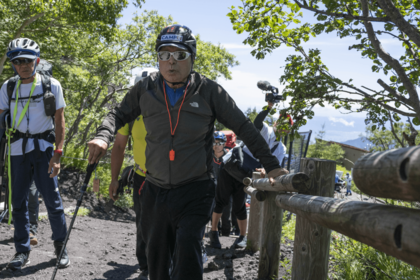 山頂に向け1日目の登山がスタート（撮影：藤巻剛）