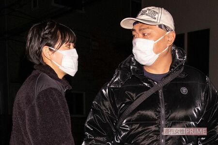 クロちゃんと恋人のリチを直撃。目を見合わせるふたり