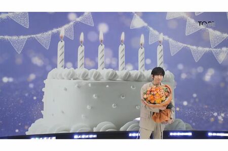 三宅の44歳の誕生日当日に行われた生配信では、サプライズでお祝いも（『TOBE』YouTubeより）