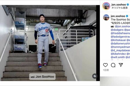 カメラ目線で片目をつぶったコミカルな表情を見せた大谷翔平（ドジャース公式球団カメラマン、ジョン・スーフー氏のインスタグラムより）