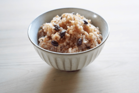 ご飯や玄米に煮あずきをパラパラと入れて炊く。日常で気軽にたっぷり食べられる