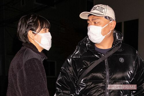 クロちゃんと恋人のリチを直撃。目を見合わせるふたり