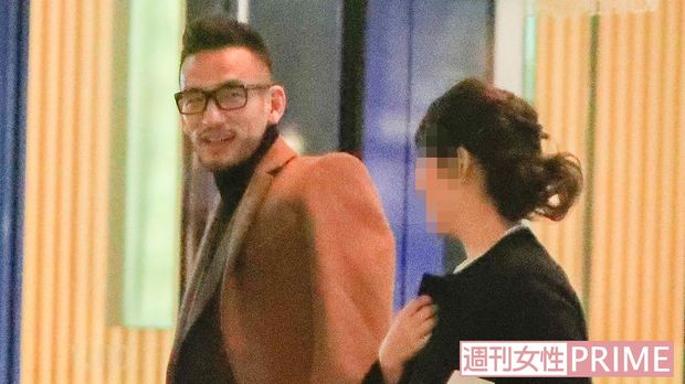 黒のジャケットに紺のパンツ、茶色のコートを羽織った中田も参加