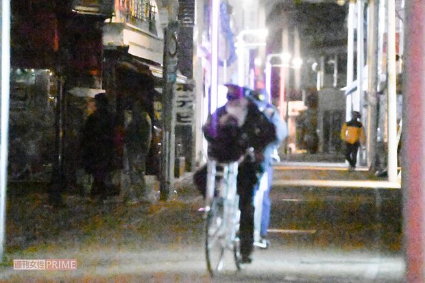 一団を注意し終えて引き上げる警察官。奥に見えるのが成宮たちのグループ