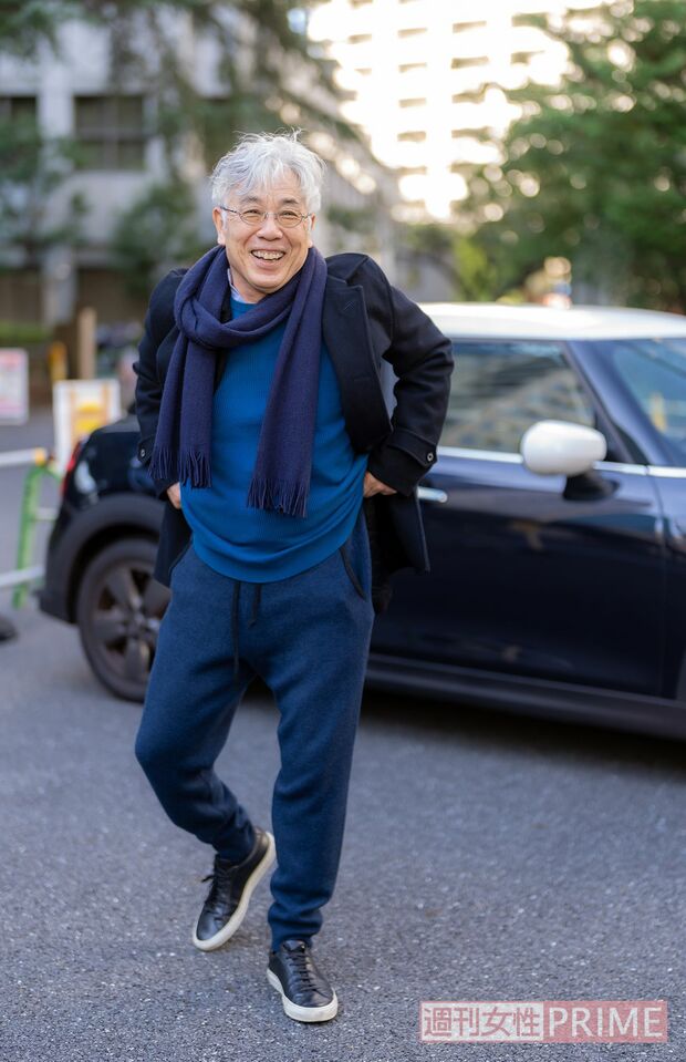 撮影に笑顔で臨むイッセー尾形（撮影／佐藤靖彦）