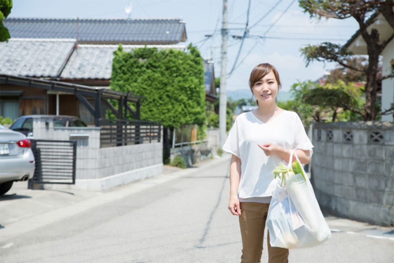 日常の生活習慣にウォーキングやジョギングを取り入れる。スーパーへの買い物も、あえて少し遠いところへ行くのも手※写真はイメージです