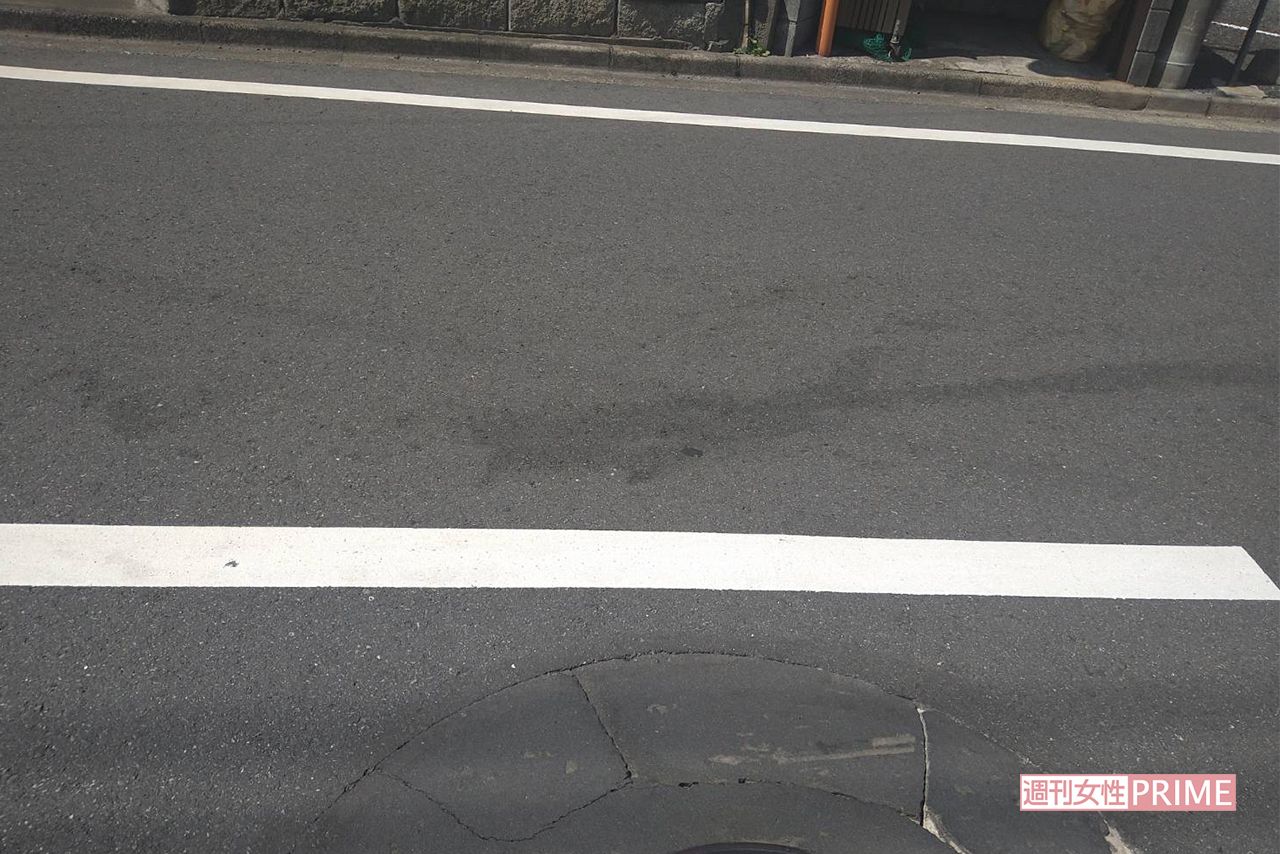 事故現場となった道路には、今も血痕が生々しく残っている