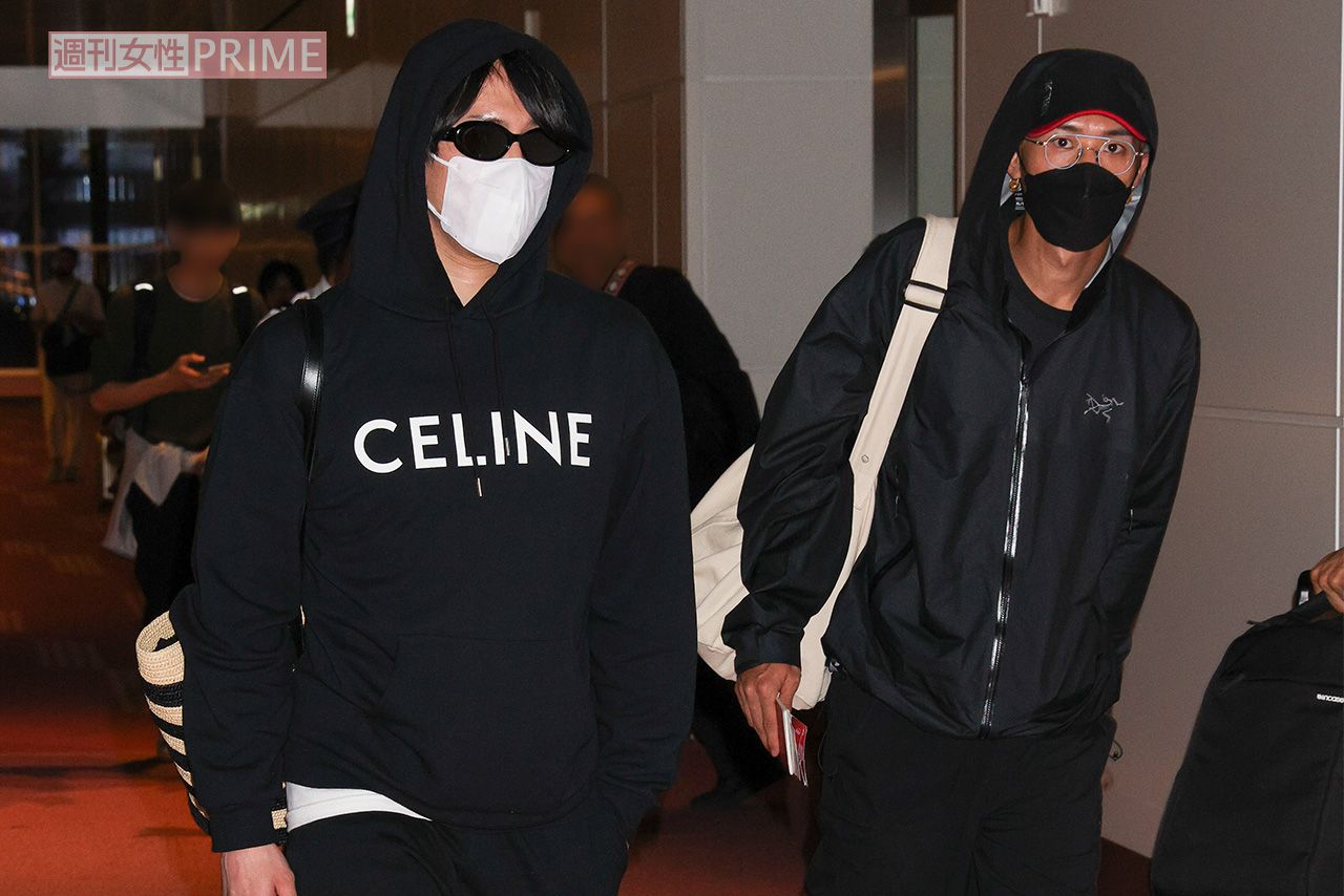 2024年5月22日、羽田空港第3ターミナルに到着した宮舘涼太（左）と岩本照