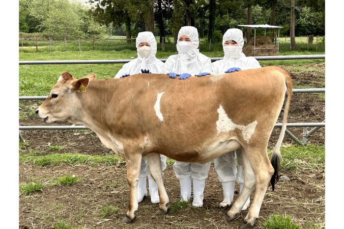 2024年　64歳　ご静養のためおそろいで御料牧場へ（宮内庁提供）