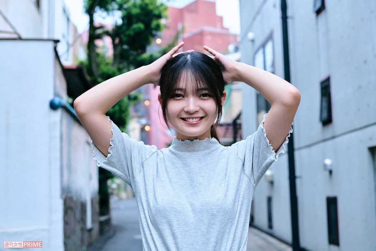 撮影中、ファンに声をかけられ「ありがとう」とほほ笑んだ福留光帆だったが、後になって「サインや握手すればよかった」と後悔していた　撮影/山田智絵