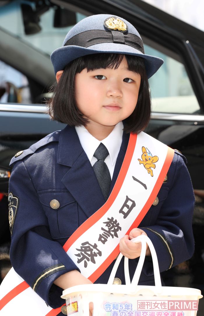 一日警察署長を務めた永尾柚乃