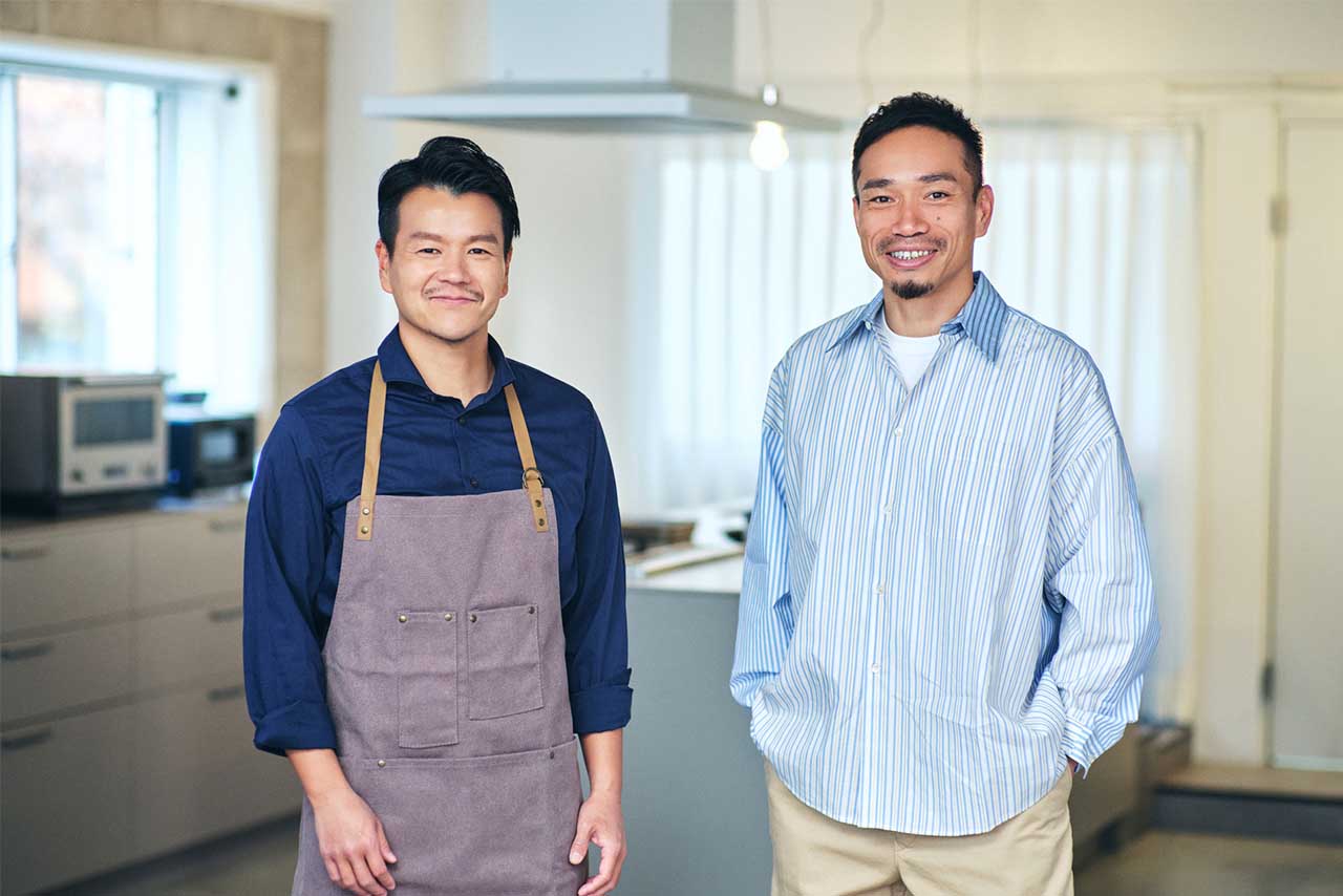 右が長友佑都で、左が加藤シェフ。撮影/鈴木泰介