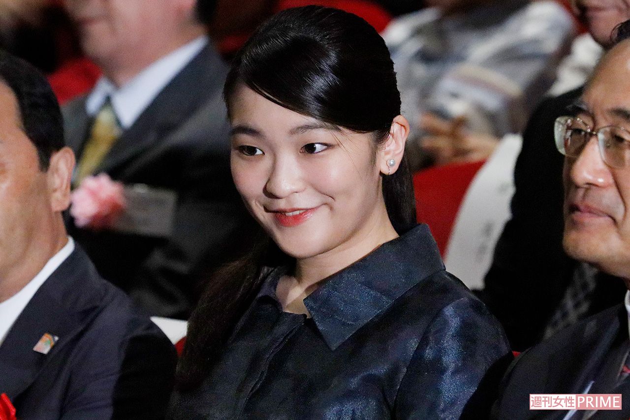 『全国高校生の手話によるスピーチコンテスト』に臨席されて関係者と談笑を（8月25日）