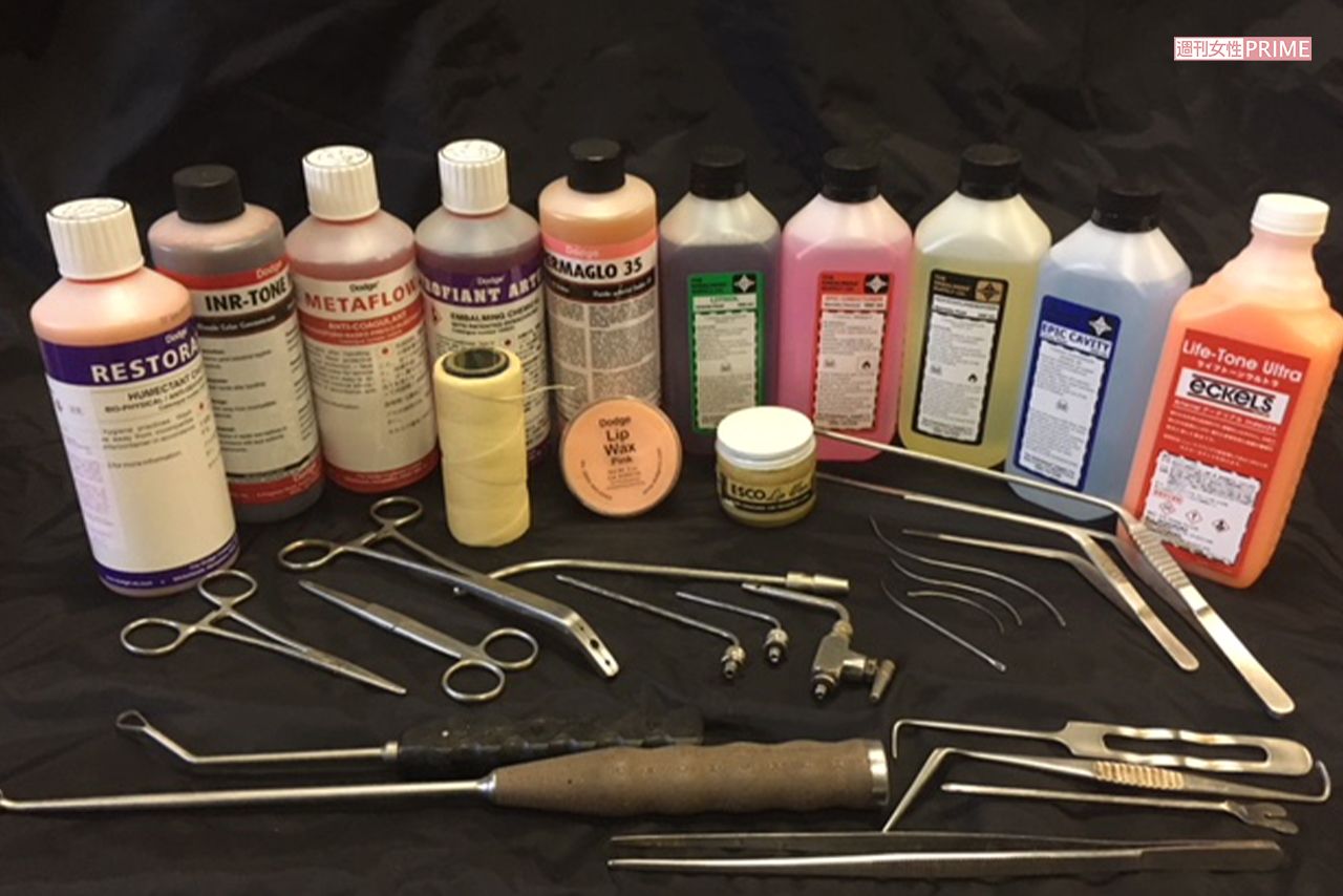 エンバーミングに使用する薬剤と器具。アルデヒド系の防腐薬、保湿剤、凝固した血液を緩和させる薬など、ご遺体の状態等に応じていろいろな薬剤を使用する。