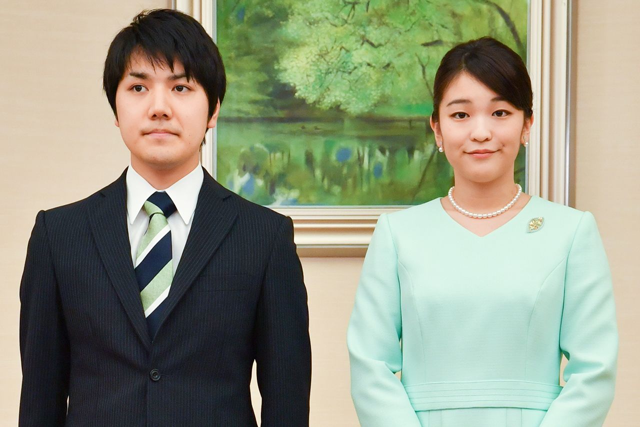 眞子内親王殿下御婚約内定発表での眞子さまと小室圭さん