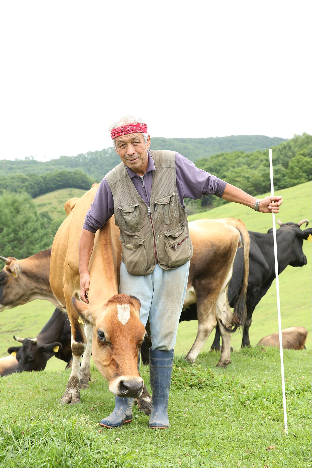 数百キロはある牛たちが、中洞さんの身体に身をすり寄せ、撫でてくれろとせがむ。牛たちとの強い絆を感じさせる一瞬　撮影／吉岡竜紀