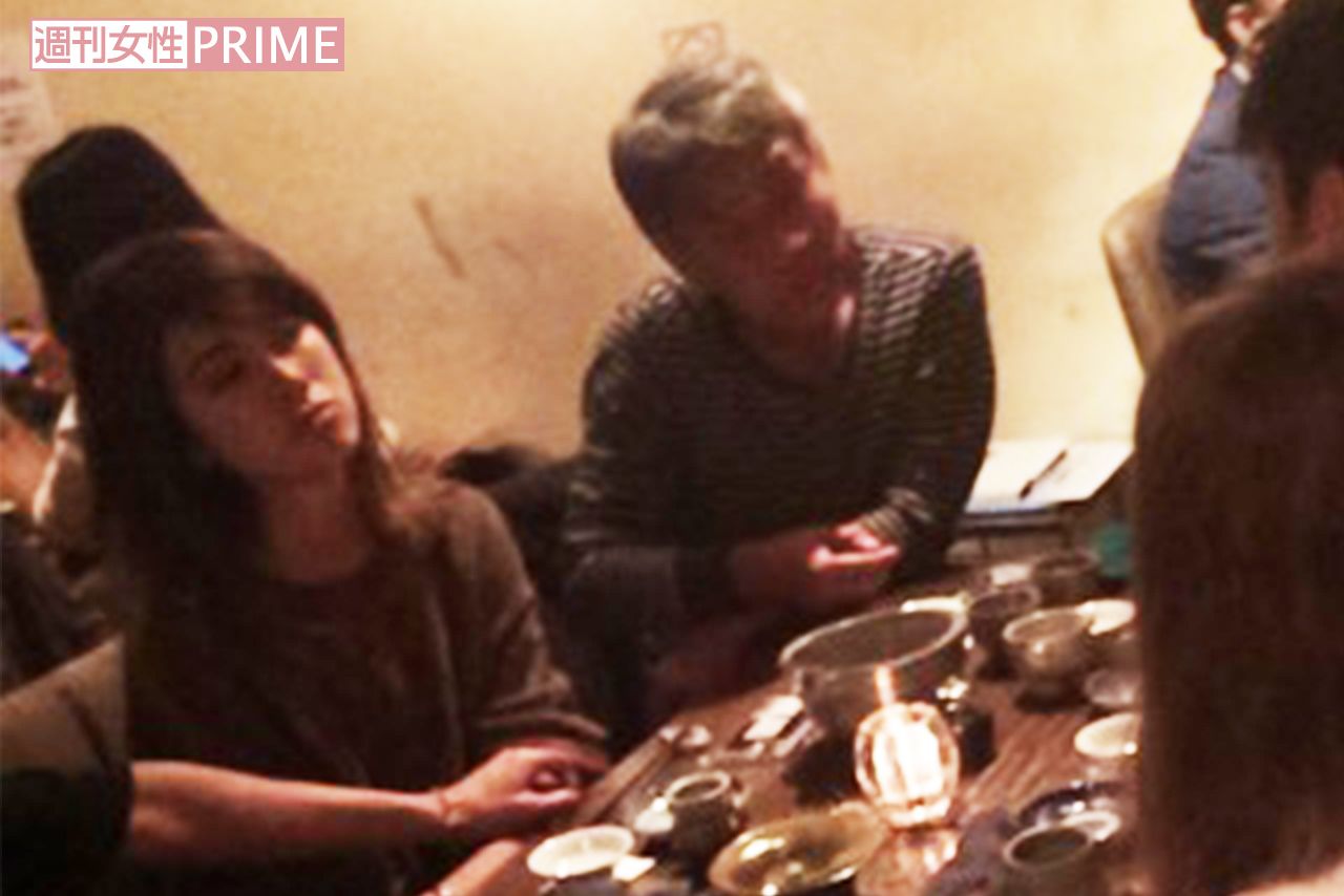 奥が腰添氏、その隣に座った星。周囲を気にすることもなく、食事を楽しんでいた