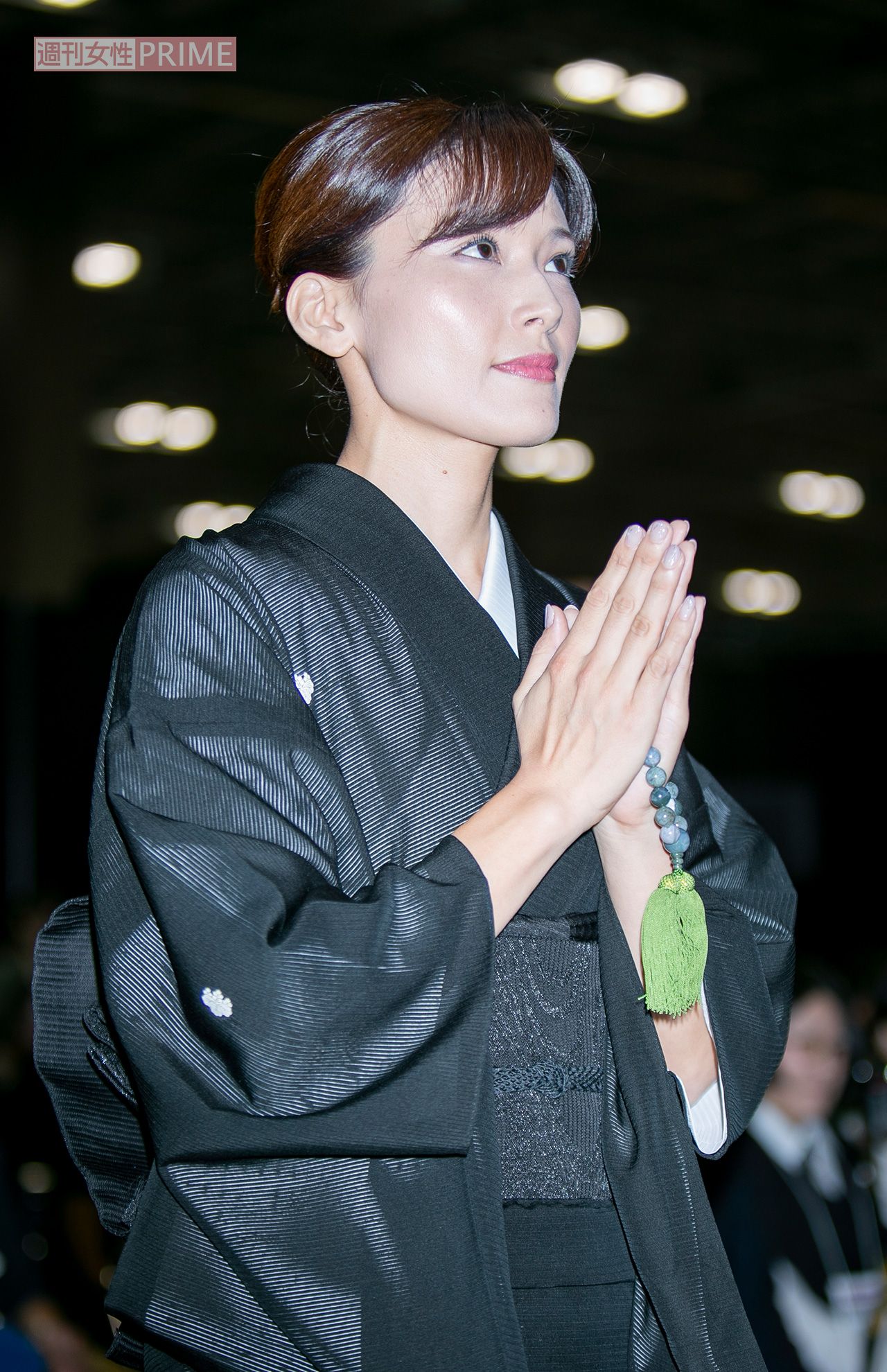 2018年8月、宮崎謙介氏の生前葬で手を合わせる金子恵美氏