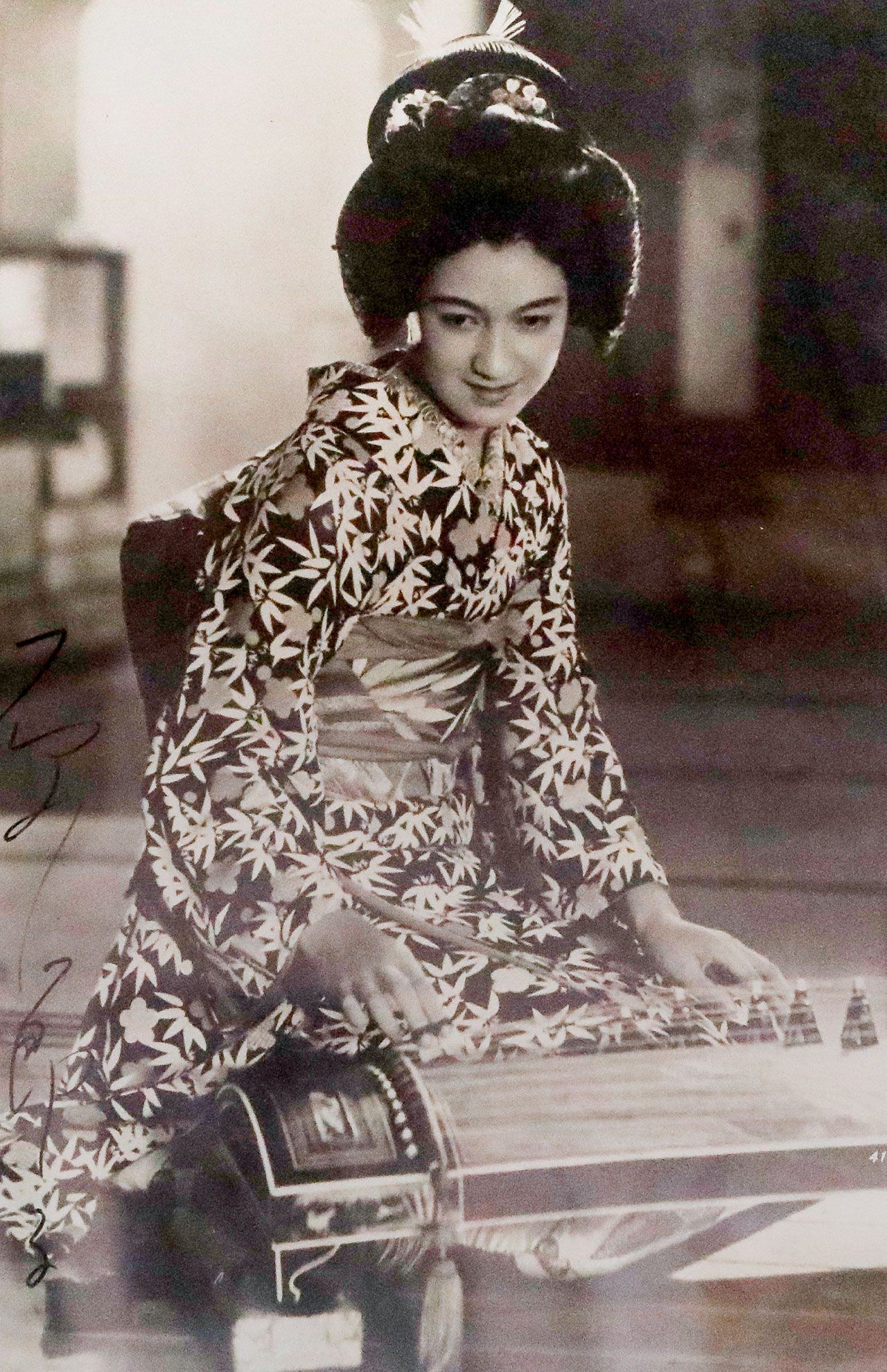 直筆サイン入り写真。『新しき土』で訪れたドイツでは国内40か所を回り舞台挨拶やサイン会に追われ、そのときの1枚とみられる