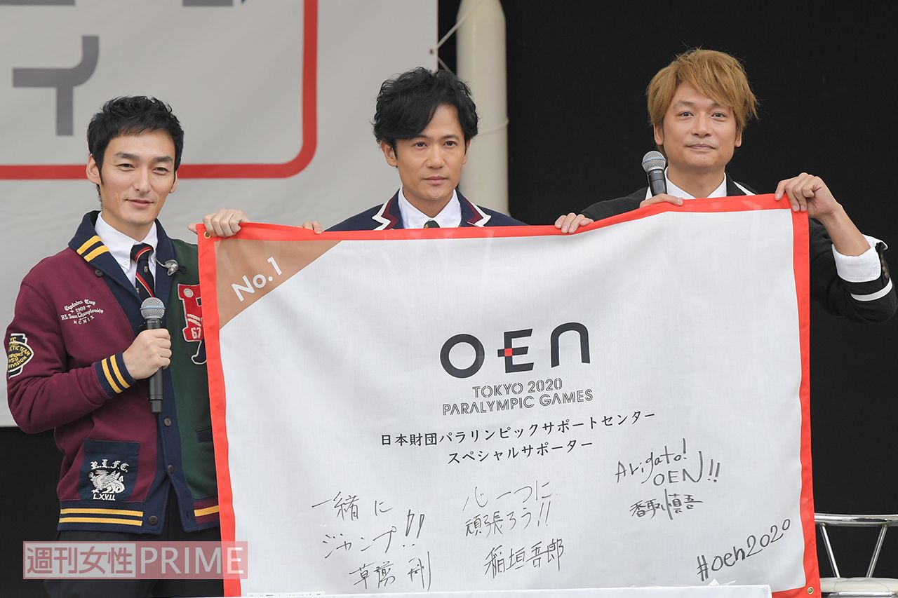 応援フラッグに全国の人たちの寄せ書きを集める活動が、この日、この場所からスタート。応援メッセージを書き込んだ3人。ここから日本各地へと回っていく　撮影／渡邊智裕