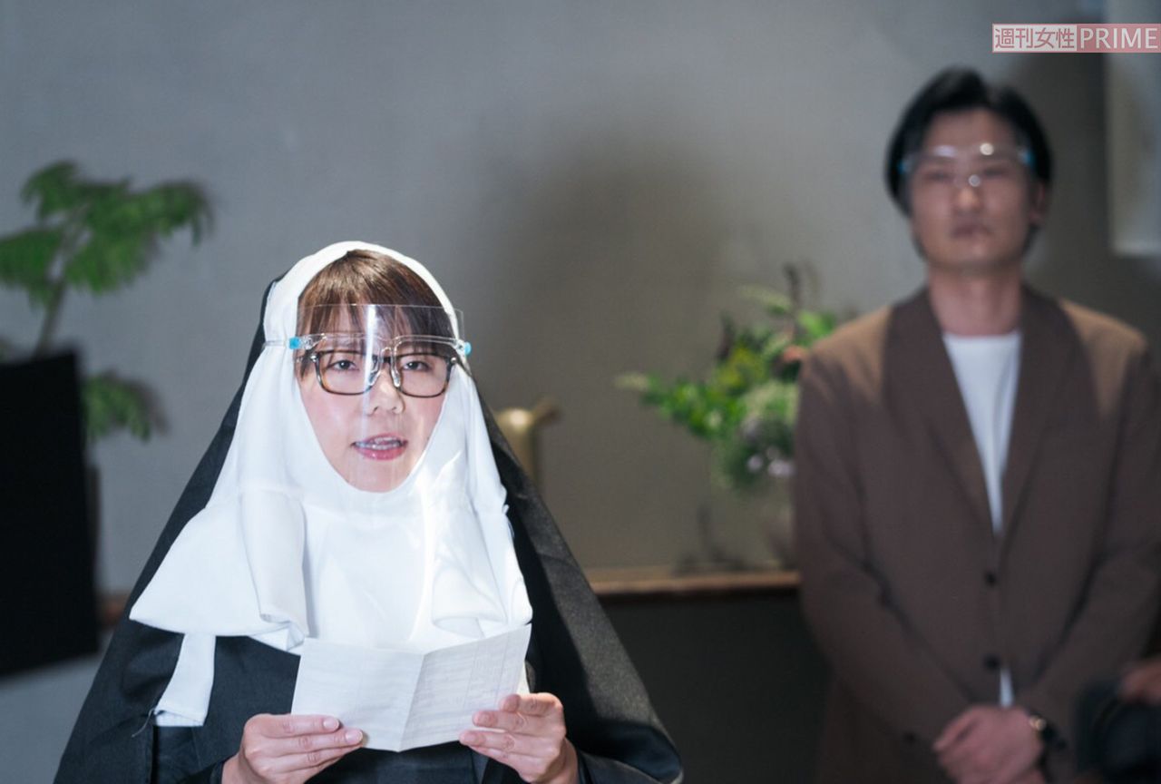 コロナ対策もバッチリの衣装で登場した“神父”（『バンビーノ』藤田裕樹のオンライン結婚式の様子）