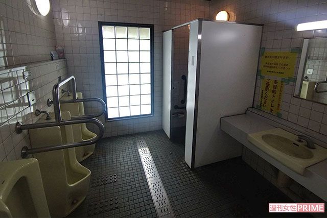 《京都南丹市事件》安達優希容疑者逮捕後、警察がくまなく調べた『るり渓』の公衆トイレの男性用。上には隙間があり、鍵はあるが壊れている