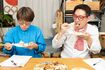 餃子をガチ観察する石川さんとガチでほおばるクックさん(撮影/齋藤周造)