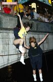 2003年9月15日、阪神タイガースの優勝を祝って道頓堀川に飛び込む若い女性たち