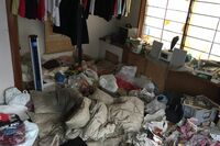 平均年齢は61歳「女性の孤独死」が増加、ペット同士での共食いに尿入りのペットボトル、発見されずに数か月…