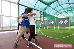 アーチェリーは道具のつけ方や射法、ルールなどはスタッフが教えてくれるので安心　撮影／渡邊智裕