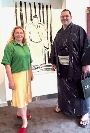 展覧会「相撲：生き方」での獅司とゾヤ・スコロパデンコさん。2026年6月、パリのウクライナ文化センターにて