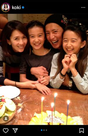 木村家全員でトトの誕生日を祝う様子。2021年11月13日（トトの誕生日）に投稿（Koki,のインスタグラムより）